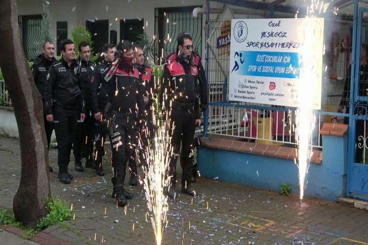 Otizmli çocuklardan polis ekiplerine sürpriz haberinin görseli