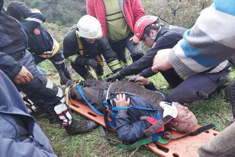 Aydın'da kamyon dereye devrildi haberinin görseli