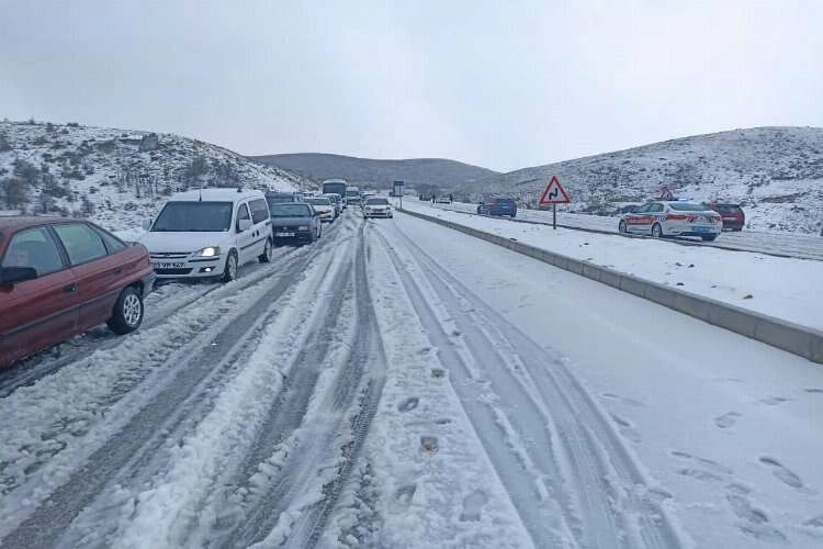 Afyonkarahisar'da dolu yağışı hayatı durdurdu haberinin görseli