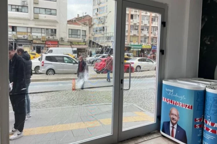 İzmir'de seçim bürosuna taşlı saldırı! haberinin görseli