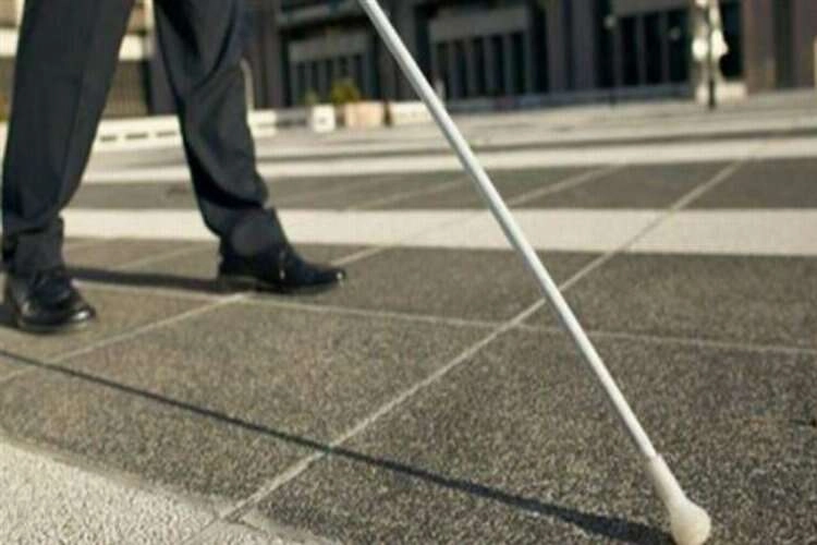 Görme engelli bireyler beyaz baston bekliyor    haberinin görseli