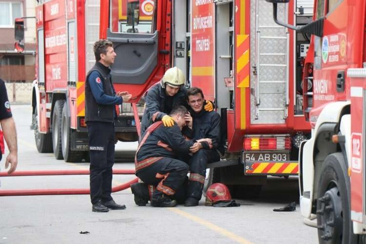 İtfaiye erinin alevlere düştüğü anlar kamerada haberinin görseli