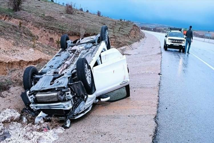 Kütahya karayolunda otomobil devrildi haberinin görseli