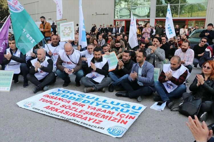 İzmir Büyükşehir önünde oturma eylemi haberinin görseli