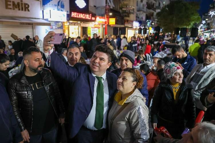 Başkan Serdar Sandal, afetzedelerle iftarda buluştu haberinin görseli