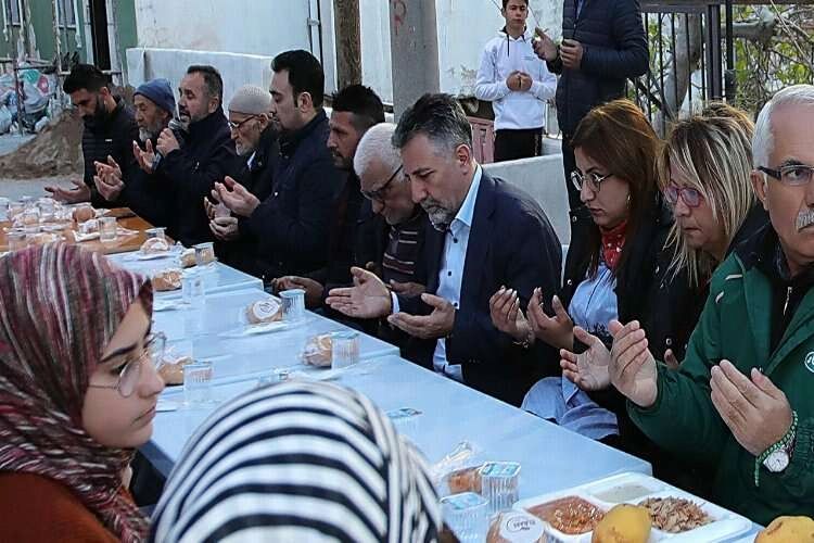 Başkan Sandal, depremzedelerle iftar sofrasında buluştu haberinin görseli