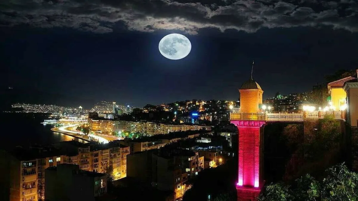 İzmir&#039;de görülmesi gereken yerler, İzmir&#039;in popüler mekanları