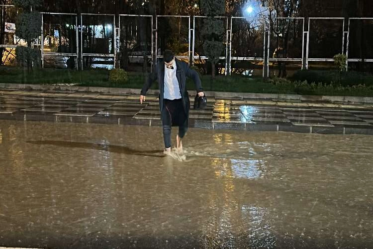 Sağanak yağışta yalın ayak yürüyüş haberinin görseli