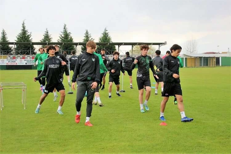 Denizlispor, şampiyonluğa doğru koşuyor haberinin görseli