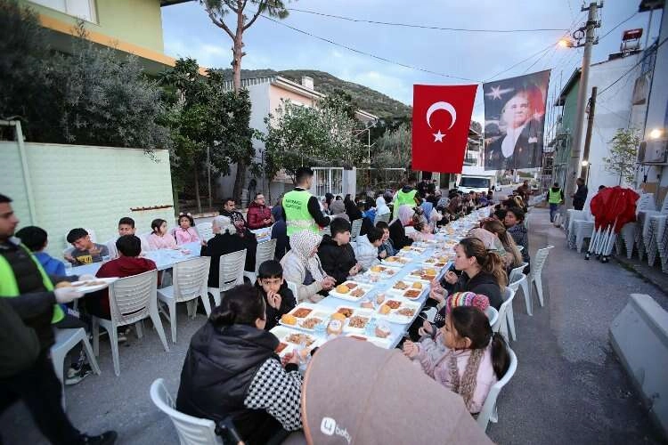 Başkan Sandal, depremzede vatandaşlarla iftarda buluştu haberinin görseli