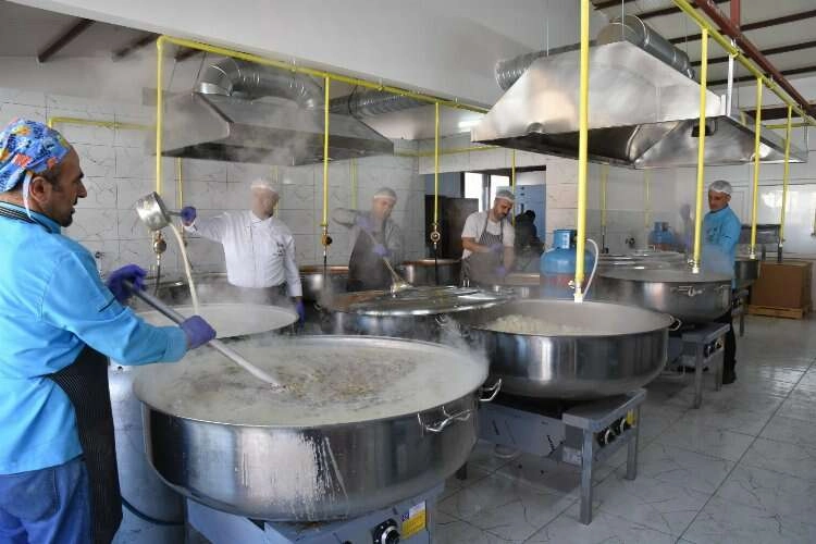 Menemen Belediyesi Aşevinden her gün sıcak yemek haberinin görseli