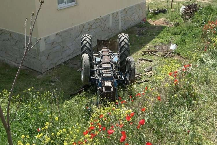 Devrilen traktörün altında can verdi haberinin görseli