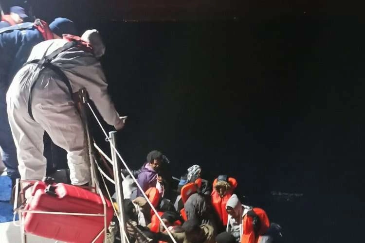 İzmir sahil güvenlikte düzensiz göçmen nöbeti haberinin görseli