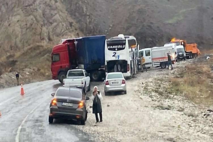 Hakkari’de feci kaza: Ölüler ve yaralılar var haberinin görseli