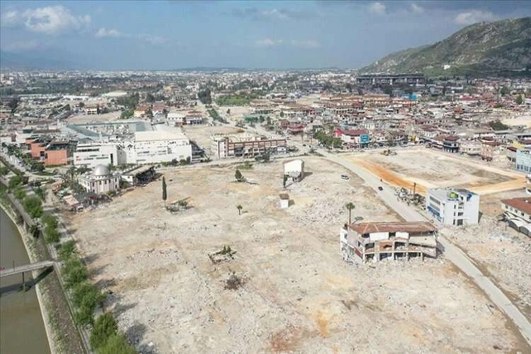 Hatay'da depremin ardından enkazlar kaldırılınca her yer boş kaldı haberinin görseli