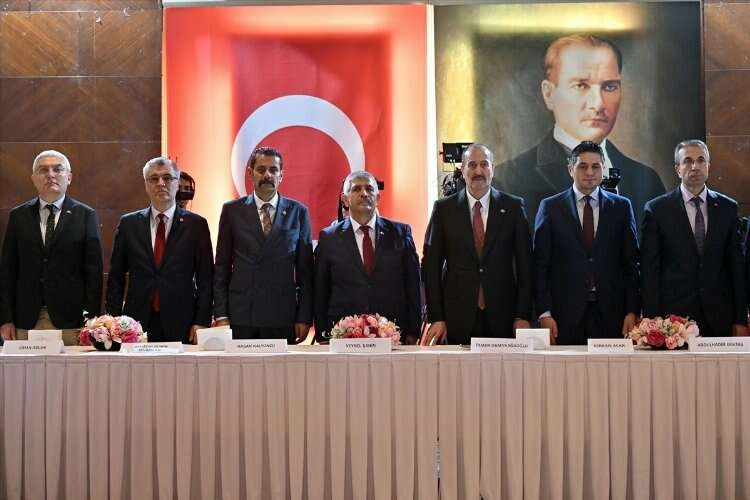 MHP İzmir'de milletvekili adaylarını tanıttı haberinin görseli
