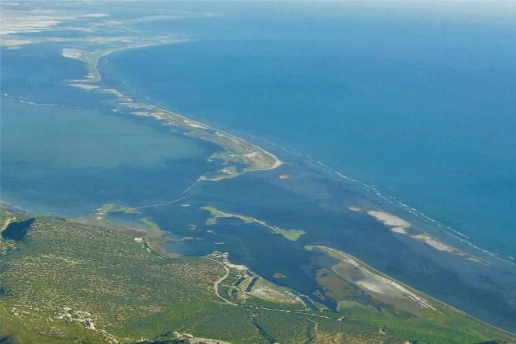 Kaçak olarak açılan su kanalı kapatılıyor haberinin görseli