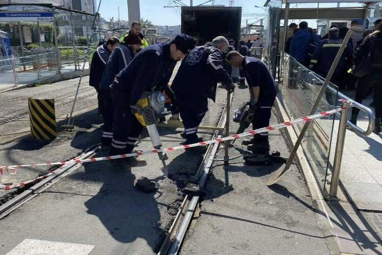 İstanbul’da tramvay raydan çıktı haberinin görseli
