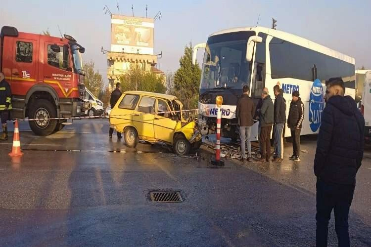 Manisa'da yolcu otobüsü ve otomobil çarpıştı haberinin görseli