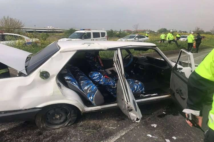 Manisa'da otomobil refüje çarpıp devrildi haberinin görseli