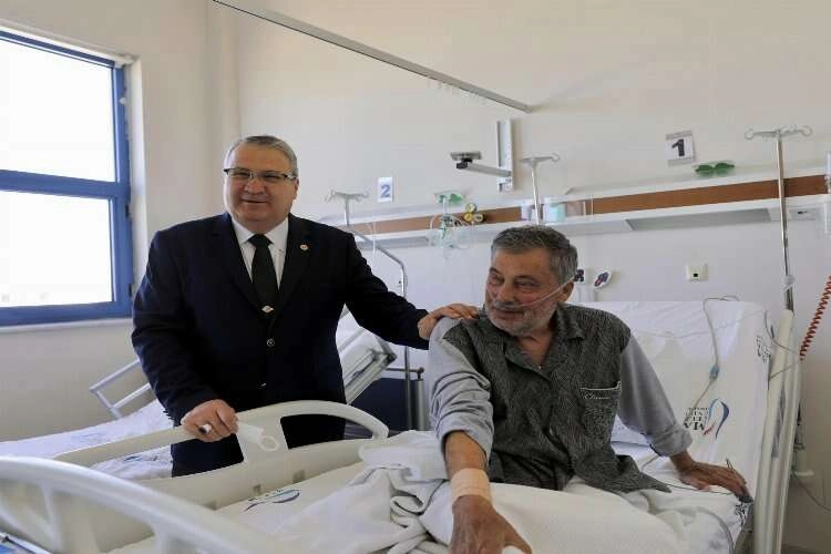 Hayatını kurtardığı vatandaşı ziyaret etti haberinin görseli