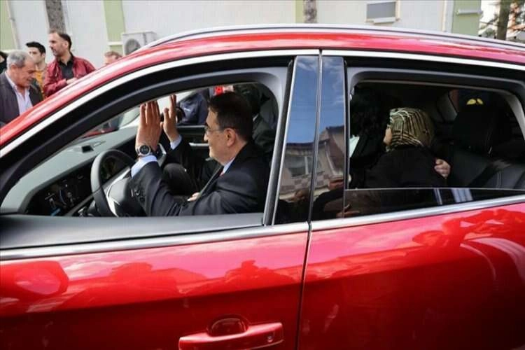 Bakan Dönmez, Togg'a binmek isteyen teyzeyi kırmadı haberinin görseli