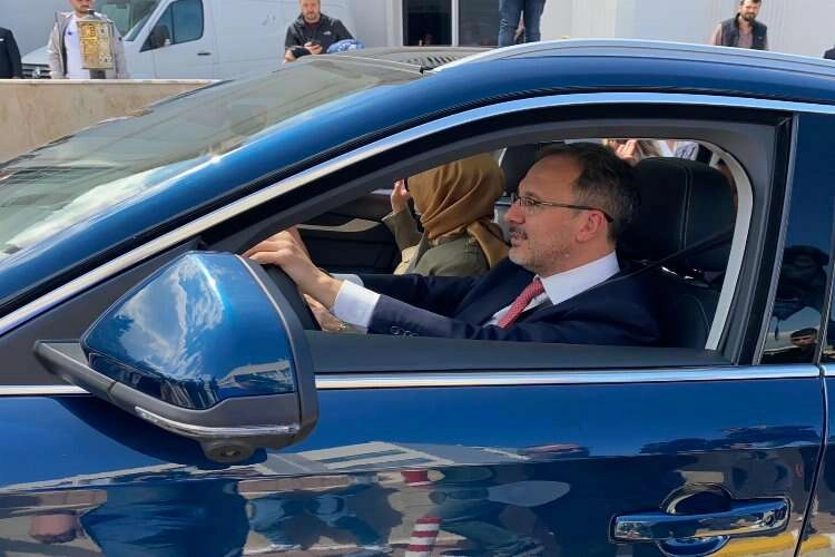Bakan Kasapoğlu TOGG’la İzmir yollarına çıktı haberinin görseli