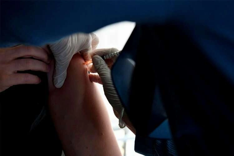 Almanya'da 301 kişiye her ay Kovid-19 aşı tazminatı ödeniyor haberinin görseli
