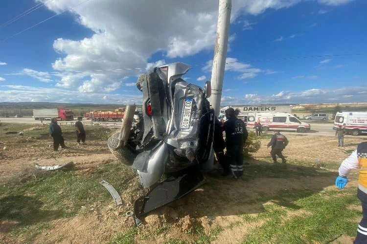  Afyonkarahisar'da otomobil elektrik direğine çarptı haberinin görseli