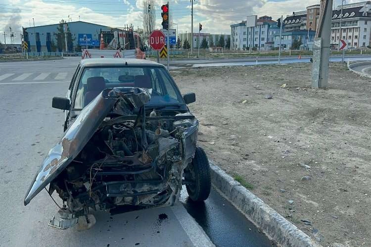 Tırın çarptığı otomobil kullanılamaz halde haberinin görseli