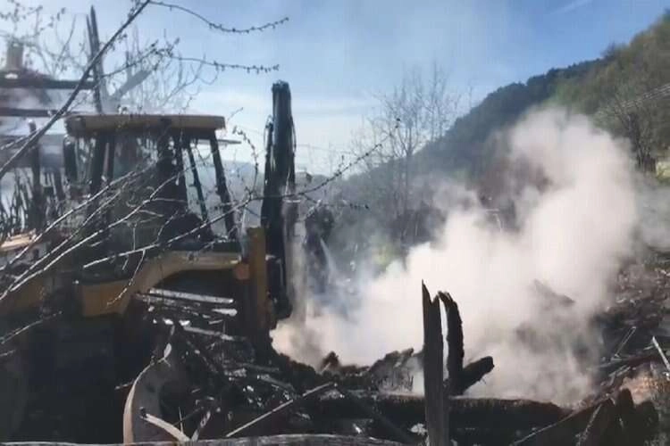 3 katlı ev yanarak küle döndü haberinin görseli