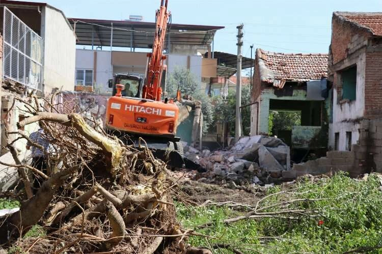 Aydın'da metruk binalar yıkılıyor haberinin görseli