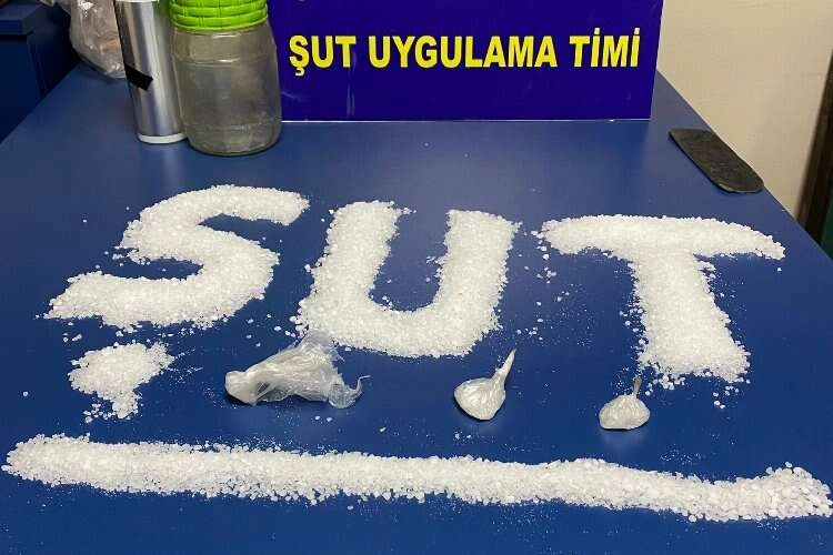 Bornova'da 'ŞUT' timinden uyuşturucu tacirlerine suçüstü  haberinin görseli