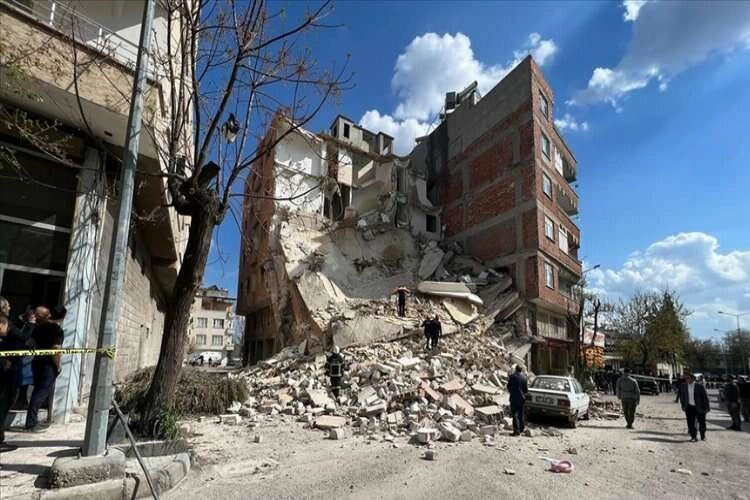 Kilis'te 4 katlı bina çöktü haberinin görseli