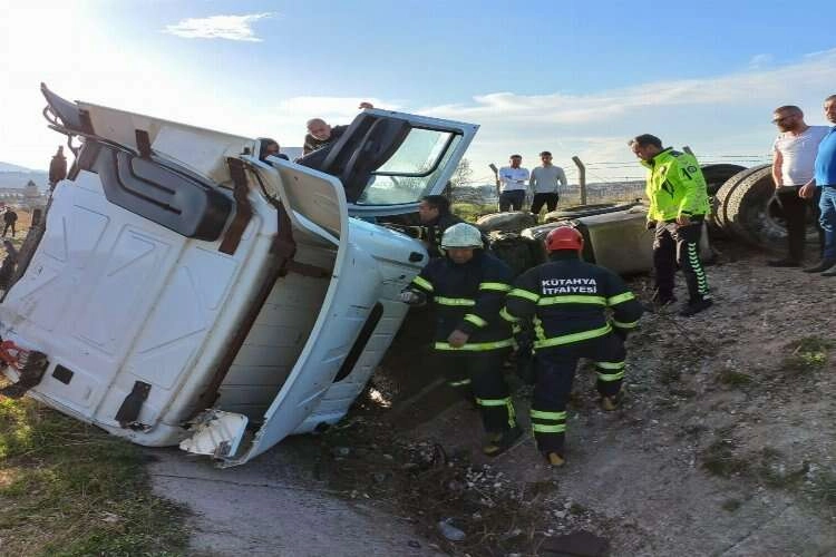Kütahya'da bir tır yoldan çıkıp devrildi haberinin görseli
