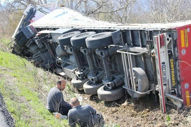 Devrilen ekmek teknesine bakakaldı haberinin görseli