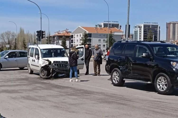 Kontrolden çıkan kamyonet son anda durdu haberinin görseli