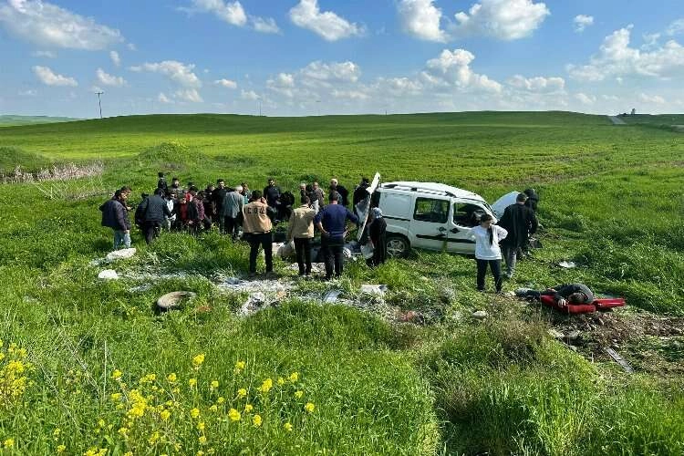 Diyarbakır'da otomobil tarlaya uçtu haberinin görseli