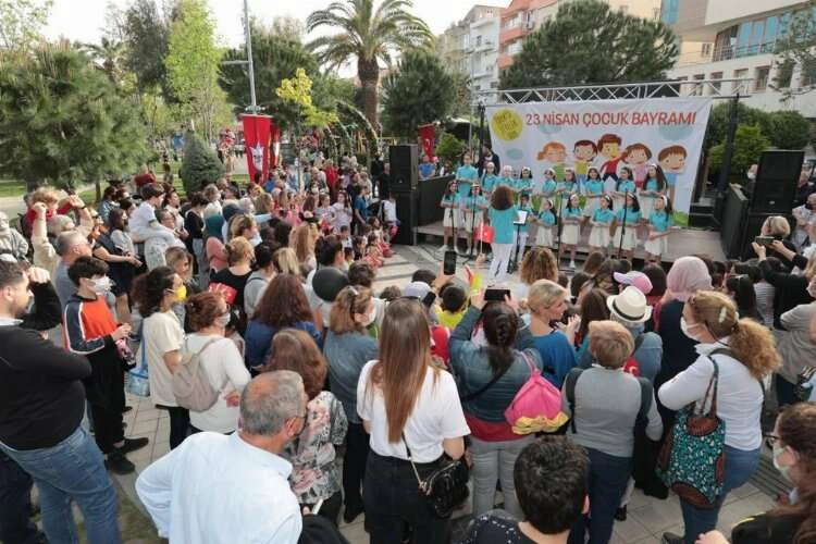 23 Nisan sevinci Konak'ın parklarını coşturdu haberinin görseli