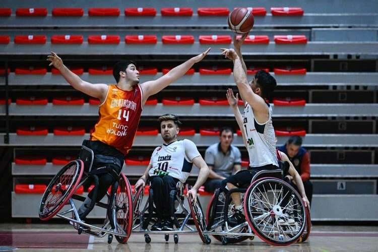 İzmir Büyükşehir, Galatasaray'ı yenerek 2'de 2 yaptı haberinin görseli