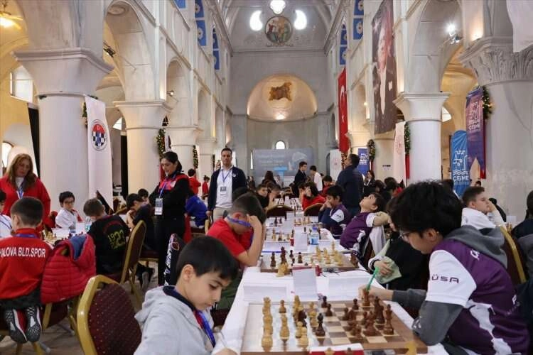 İzmir'de satranç rüzgarı esiyor haberinin görseli