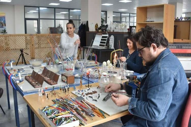 Afyonkarahisarlı kadınlar hem üretiyor hem sosyalleşiyor haberinin görseli