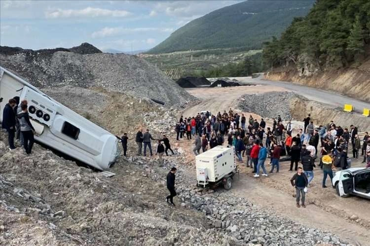 Manisa'da maden işçilerini taşıyan servis devrildi haberinin görseli