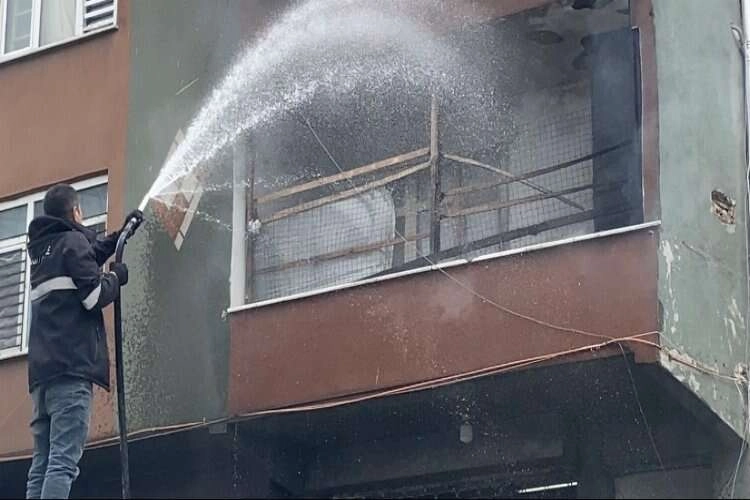 İstanbul'da yangına hortumlu müdahale haberinin görseli