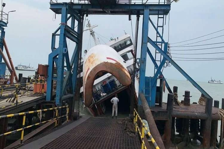 Tayland'da balıkçı tekneleri alabora oldu haberinin görseli