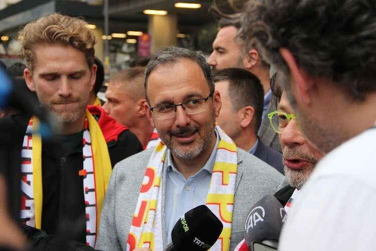 Bakan Kasapoğlu, Göztepeli taraftarla buluştu haberinin görseli