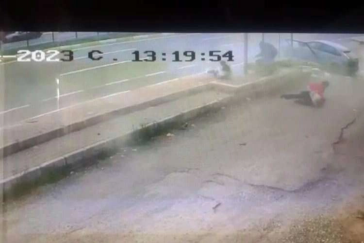 Balıkesir'de otomobil duraktaki insanlara çarptı haberinin görseli