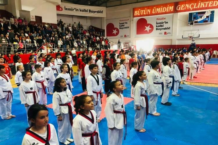 Bayraklılı taekwondoculardan 7 madalya haberinin görseli