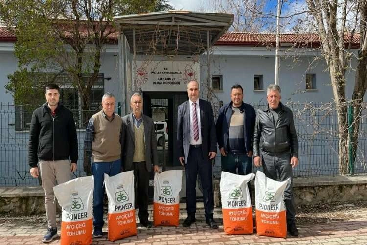 Çiftçilere ayçiçeği tohumu dağıtıldı haberinin görseli
