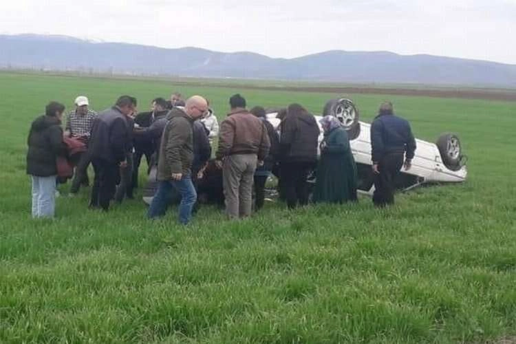 Afyonkarahisar'da otomobil araziye devrildi haberinin görseli